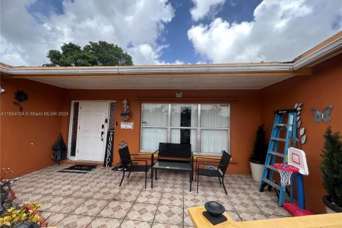 House in Lauderdale Lakes, Florida 3 bedrooms, 161 sq.m. № 1348740 - photo 5