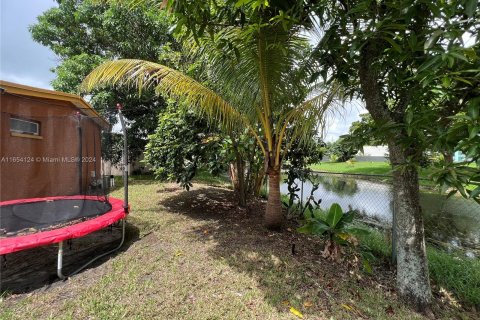 House in Lauderdale Lakes, Florida 3 bedrooms, 161 sq.m. № 1348740 - photo 26