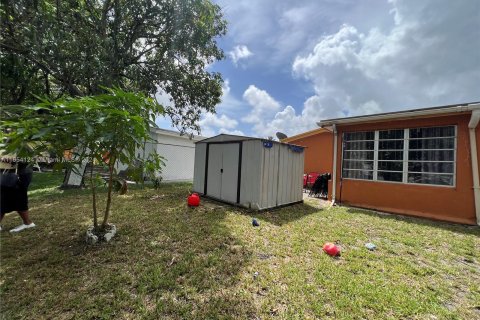 House in Lauderdale Lakes, Florida 3 bedrooms, 161 sq.m. № 1348740 - photo 25