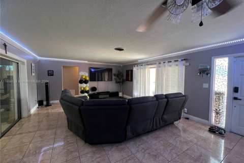 House in Lauderdale Lakes, Florida 3 bedrooms, 161 sq.m. № 1348740 - photo 7