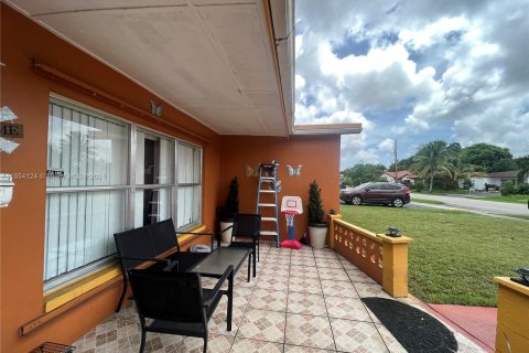 House in Lauderdale Lakes, Florida 3 bedrooms, 161 sq.m. № 1348740 - photo 4