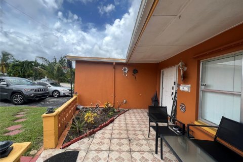 House in Lauderdale Lakes, Florida 3 bedrooms, 161 sq.m. № 1348740 - photo 3