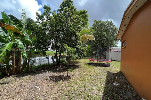 House in Lauderdale Lakes, Florida 3 bedrooms, 161 sq.m. № 1348740 - photo 27