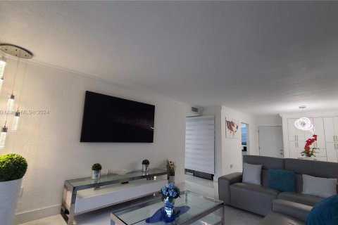 Condominio en venta en Hialeah, Florida, 2 dormitorios, 87.14 m2 № 1434994 - foto 17