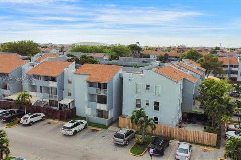 Condominio en venta en Hialeah, Florida, 2 dormitorios, 87.14 m2 № 1434994 - foto 2