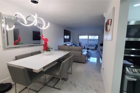 Condominio en venta en Hialeah, Florida, 2 dormitorios, 87.14 m2 № 1434994 - foto 10