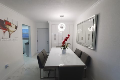 Condominio en venta en Hialeah, Florida, 2 dormitorios, 87.14 m2 № 1434994 - foto 11