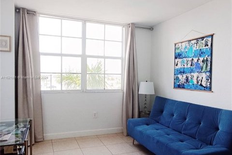 Condo in West Palm Beach, Florida, 2 bedrooms  № 1434993 - photo 16