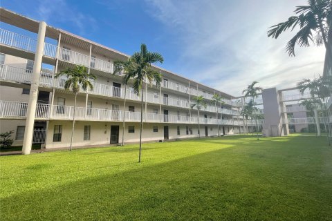 Condo in Lauderhill, Florida, 1 bedroom  № 952278 - photo 5