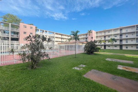 Condo in Lauderhill, Florida, 1 bedroom  № 952278 - photo 2