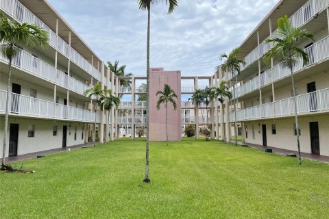 Condominio en venta en Lauderhill, Florida, 1 dormitorio, 68.28 m2 № 952278 - foto 8