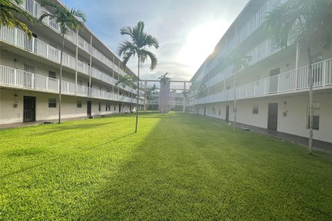 Condominio en venta en Lauderhill, Florida, 1 dormitorio, 68.28 m2 № 952278 - foto 7