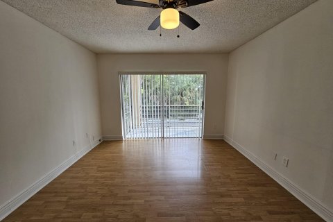 Condo in Lauderhill, Florida, 1 bedroom  № 952278 - photo 15