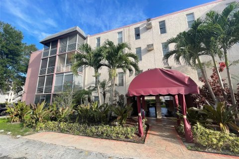 Condo in Lauderhill, Florida, 1 bedroom  № 952278 - photo 1