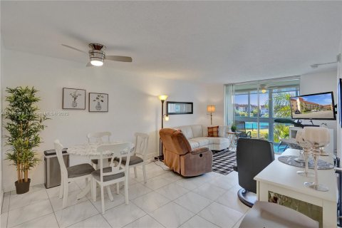 Copropriété à vendre à Sunrise, Floride: 2 chambres, 78.97 m2 № 802682 - photo 4