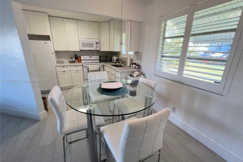 Villa ou maison à vendre à Hollywood, Floride: 2 chambres, 102.01 m2 № 785051 - photo 9