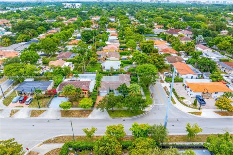 House in West Miami, Florida 4 bedrooms, 207.45 sq.m. № 1181248 - photo 9