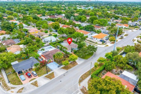 House in West Miami, Florida 4 bedrooms, 207.45 sq.m. № 1181248 - photo 10