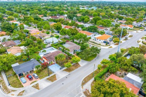 House in West Miami, Florida 4 bedrooms, 207.45 sq.m. № 1181248 - photo 11