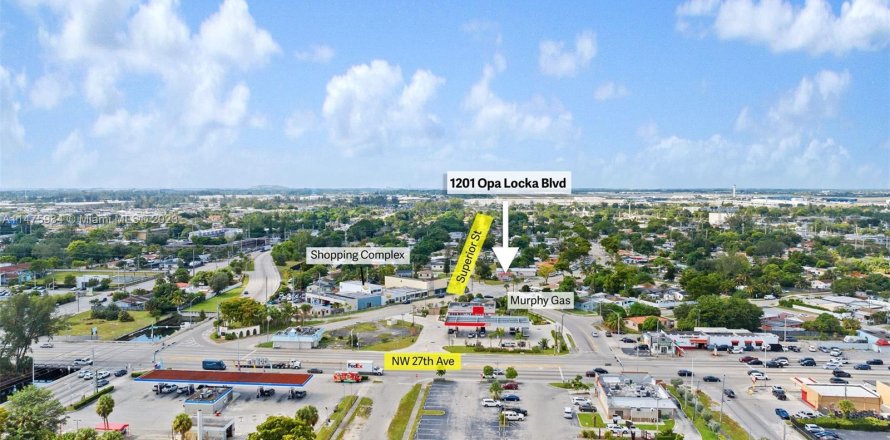 Commercial property in Opa-locka, Florida № 848802