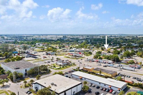 Commercial property in Opa-locka, Florida № 848802 - photo 2