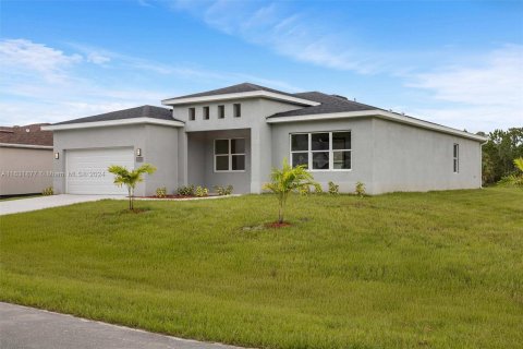 House in Palm Bay, Florida 4 bedrooms, 171.87 sq.m. № 1292471 - photo 2