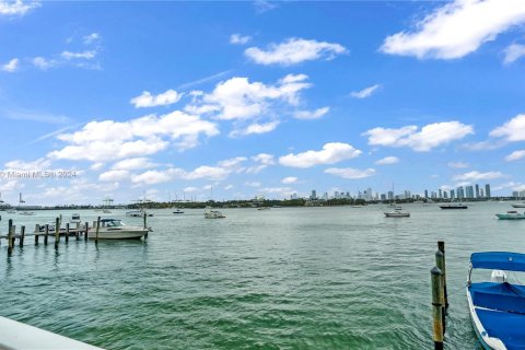 Condo in Miami Beach, Florida, 1 bedroom  № 1352023 - photo 2