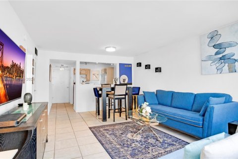 Condo in Miami Beach, Florida, 1 bedroom  № 1352023 - photo 15