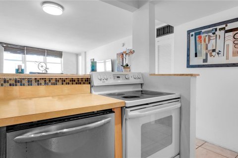 Condo in Miami Beach, Florida, 1 bedroom  № 1352023 - photo 6