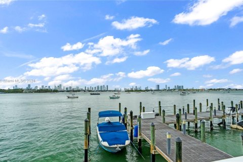 Condo in Miami Beach, Florida, 1 bedroom  № 1352023 - photo 30