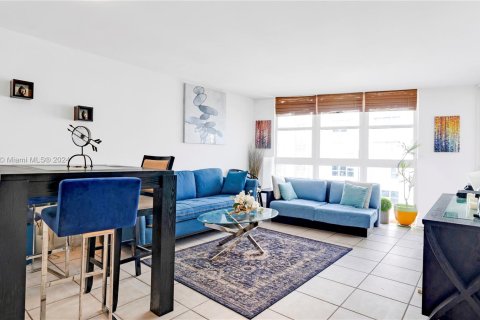 Condo in Miami Beach, Florida, 1 bedroom  № 1352023 - photo 4