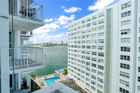 Condo in Miami Beach, Florida, 1 bedroom  № 1352023 - photo 1