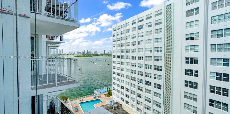 Condominio en Miami Beach, Florida, 1 dormitorio  № 1352023