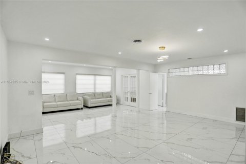 House in North Miami Beach, Florida 4 bedrooms № 1351973 - photo 2