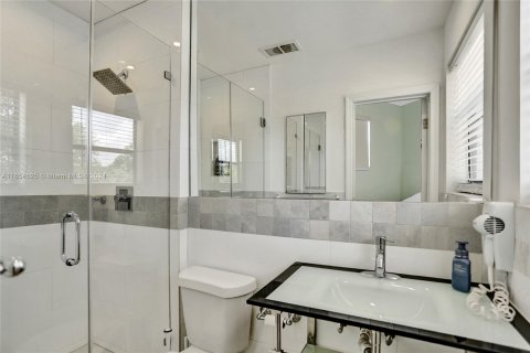 House in North Miami Beach, Florida 4 bedrooms № 1351973 - photo 7