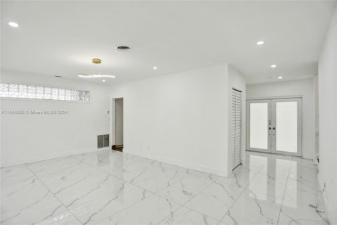 House in North Miami Beach, Florida 4 bedrooms № 1351973 - photo 1