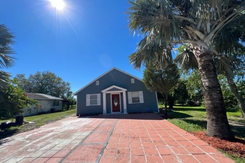 House in Moore Haven, Florida 5 bedrooms, 153.66 sq.m. № 1249572 - photo 2