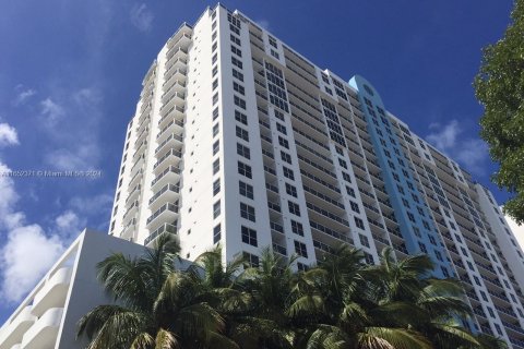 Condominio en alquiler en Miami Beach, Florida, 2 dormitorios, 104.05 m2 № 1345872 - foto 1