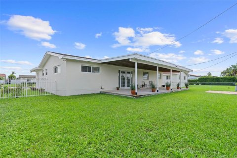 House in Miami, Florida 4 bedrooms, 156.45 sq.m. № 1345870 - photo 27