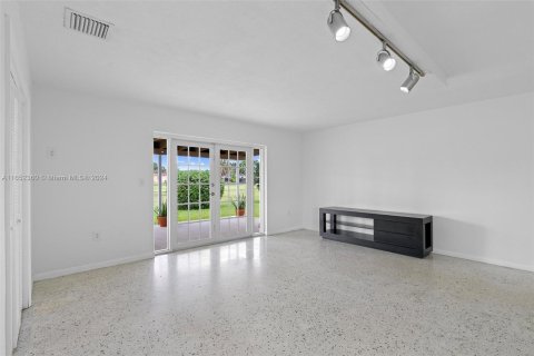 House in Miami, Florida 4 bedrooms, 156.45 sq.m. № 1345870 - photo 14