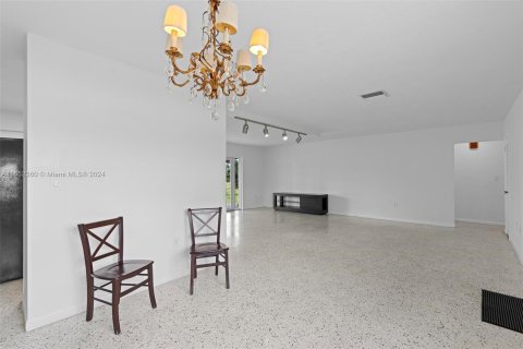 House in Miami, Florida 4 bedrooms, 156.45 sq.m. № 1345870 - photo 6