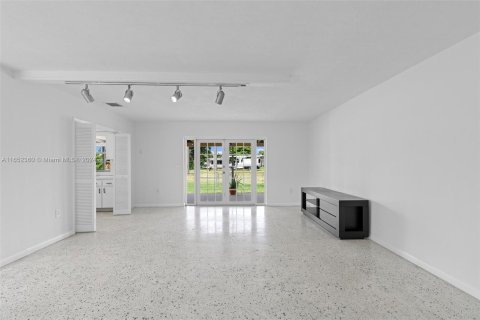 House in Miami, Florida 4 bedrooms, 156.45 sq.m. № 1345870 - photo 8