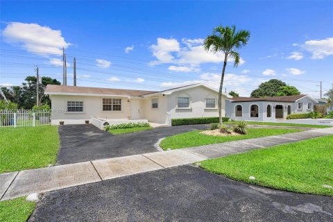 House in Miami, Florida 4 bedrooms, 156.45 sq.m. № 1345870 - photo 2