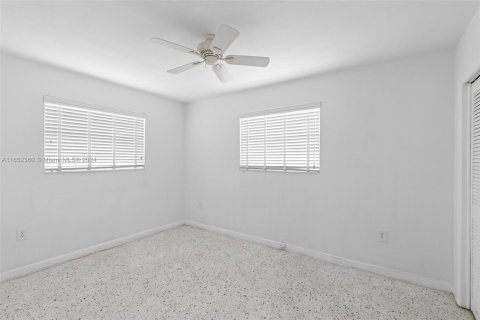 House in Miami, Florida 4 bedrooms, 156.45 sq.m. № 1345870 - photo 19