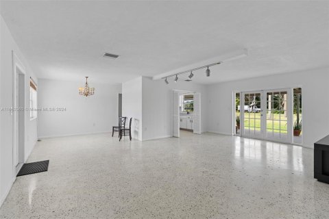 House in Miami, Florida 4 bedrooms, 156.45 sq.m. № 1345870 - photo 5