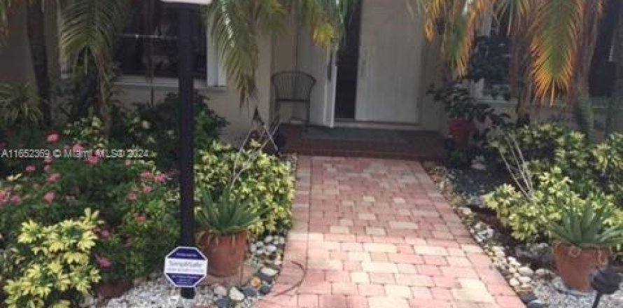 House in Miami, Florida 3 bedrooms, 188.31 sq.m. № 1345871