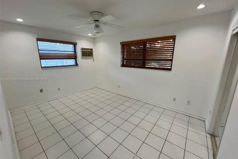 House in Miami, Florida 3 bedrooms, 188.31 sq.m. № 1345871 - photo 19