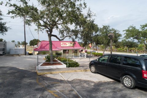 Propiedad comercial en alquiler en Fort Pierce, Florida № 1099931 - foto 7