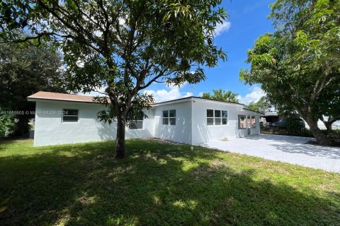 House in Miami Gardens, Florida 4 bedrooms, 132.11 sq.m. № 1355325 - photo 18