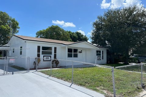 Casa en venta en Miami Gardens, Florida, 4 dormitorios, 132.11 m2 № 1355325 - foto 3